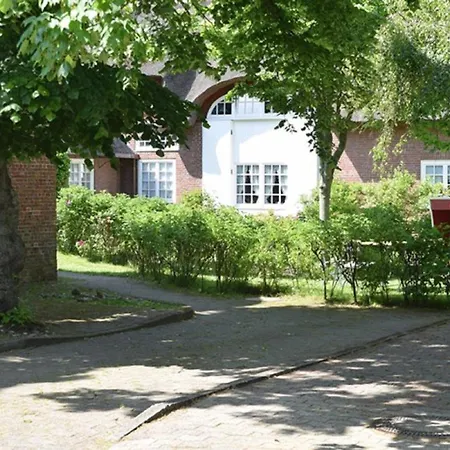 Gemuetliche Friesenhaushaelfte Unter Reet Ueber 3 Etagen Mit Ca. 90 Qm. Westerland