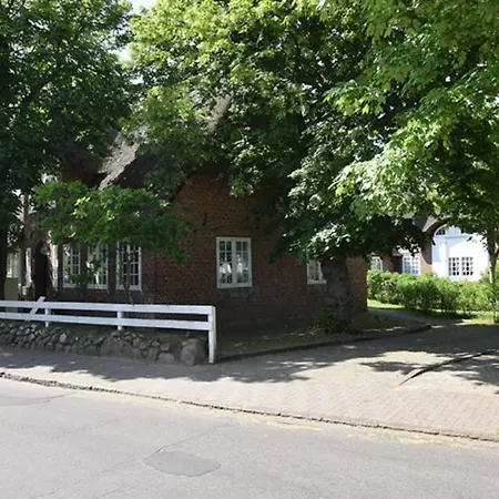 Gemuetliche Friesenhaushaelfte Unter Reet Ueber 3 Etagen Mit Ca. 90 Qm.