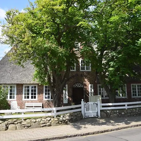 Gemuetliche Friesenhaushaelfte Unter Reet Ueber 3 Etagen Mit Ca. 90 Qm. Holiday home