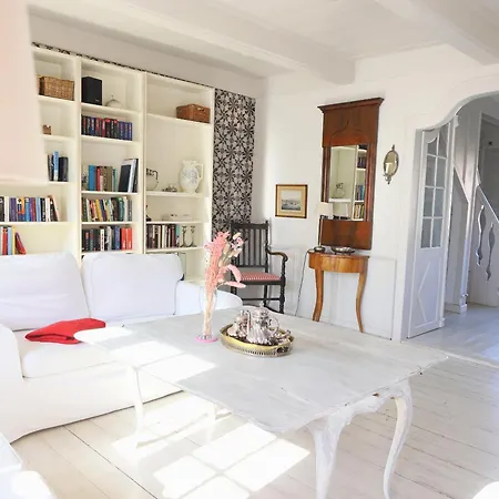 Gemuetliche Friesenhaushaelfte Unter Reet Ueber 3 Etagen Mit Ca. 90 Qm.