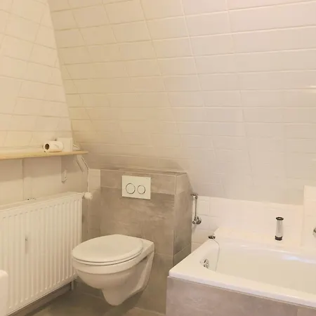 Vakantiehuis Gemuetliche Friesenhaushaelfte Unter Reet Ueber 3 Etagen Mit Ca. 90 Qm.