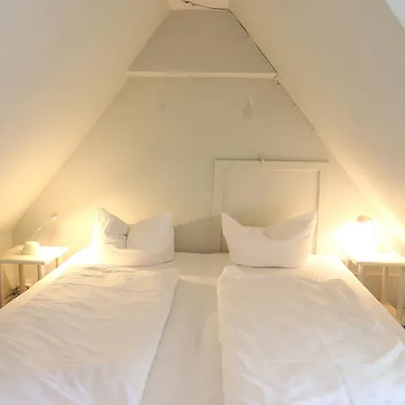 Gemuetliche Friesenhaushaelfte Unter Reet Ueber 3 Etagen Mit Ca. 90 Qm. Westerland