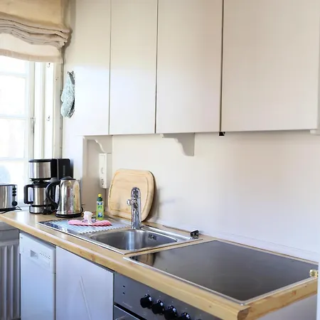 Gemuetliche Friesenhaushaelfte Unter Reet Ueber 3 Etagen Mit Ca. 90 Qm.