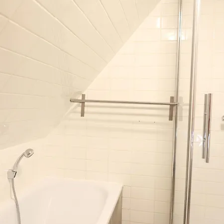 Gemuetliche Friesenhaushaelfte Unter Reet Ueber 3 Etagen Mit Ca. 90 Qm. * Westerland