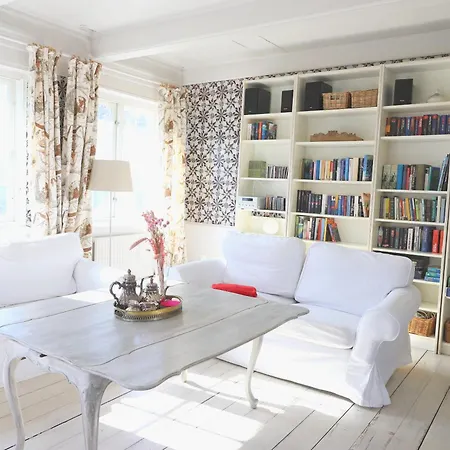 Gemuetliche Friesenhaushaelfte Unter Reet Ueber 3 Etagen Mit Ca. 90 Qm. *