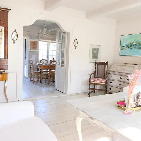 Gemuetliche Friesenhaushaelfte Unter Reet Ueber 3 Etagen Mit Ca. 90 Qm. * Westerland