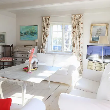 Gemuetliche Friesenhaushaelfte Unter Reet Ueber 3 Etagen Mit Ca. 90 Qm. Holiday home