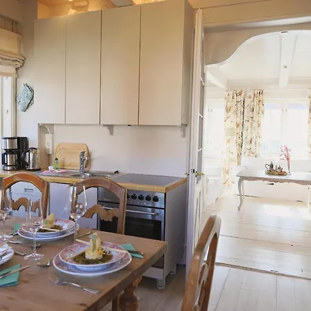 Gemuetliche Friesenhaushaelfte Unter Reet Ueber 3 Etagen Mit Ca. 90 Qm. Vakantiehuis Westerland